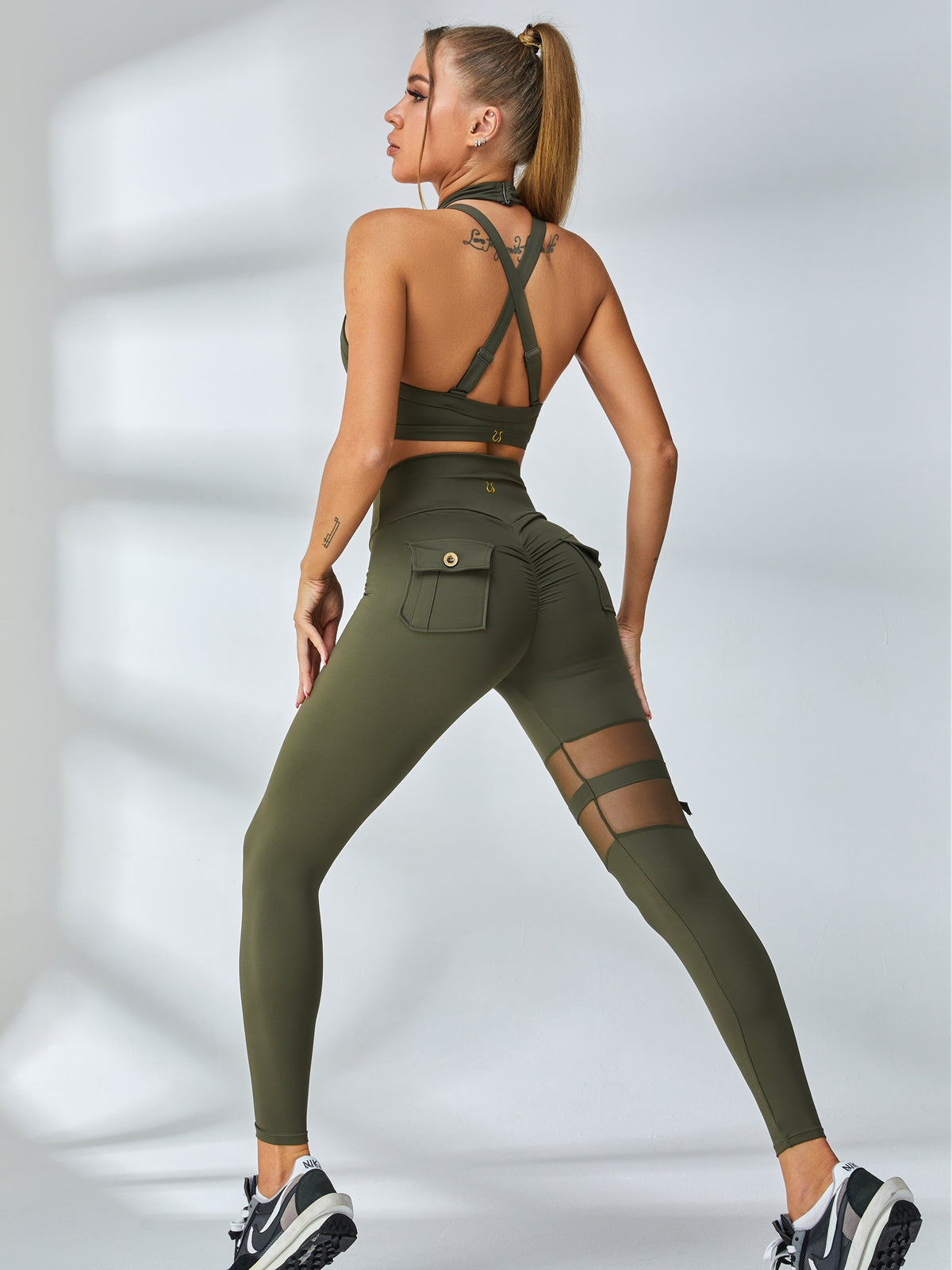 ZASUWA Female Unique Cut Out Pocket Mesh Scrunch Bum Sportswear