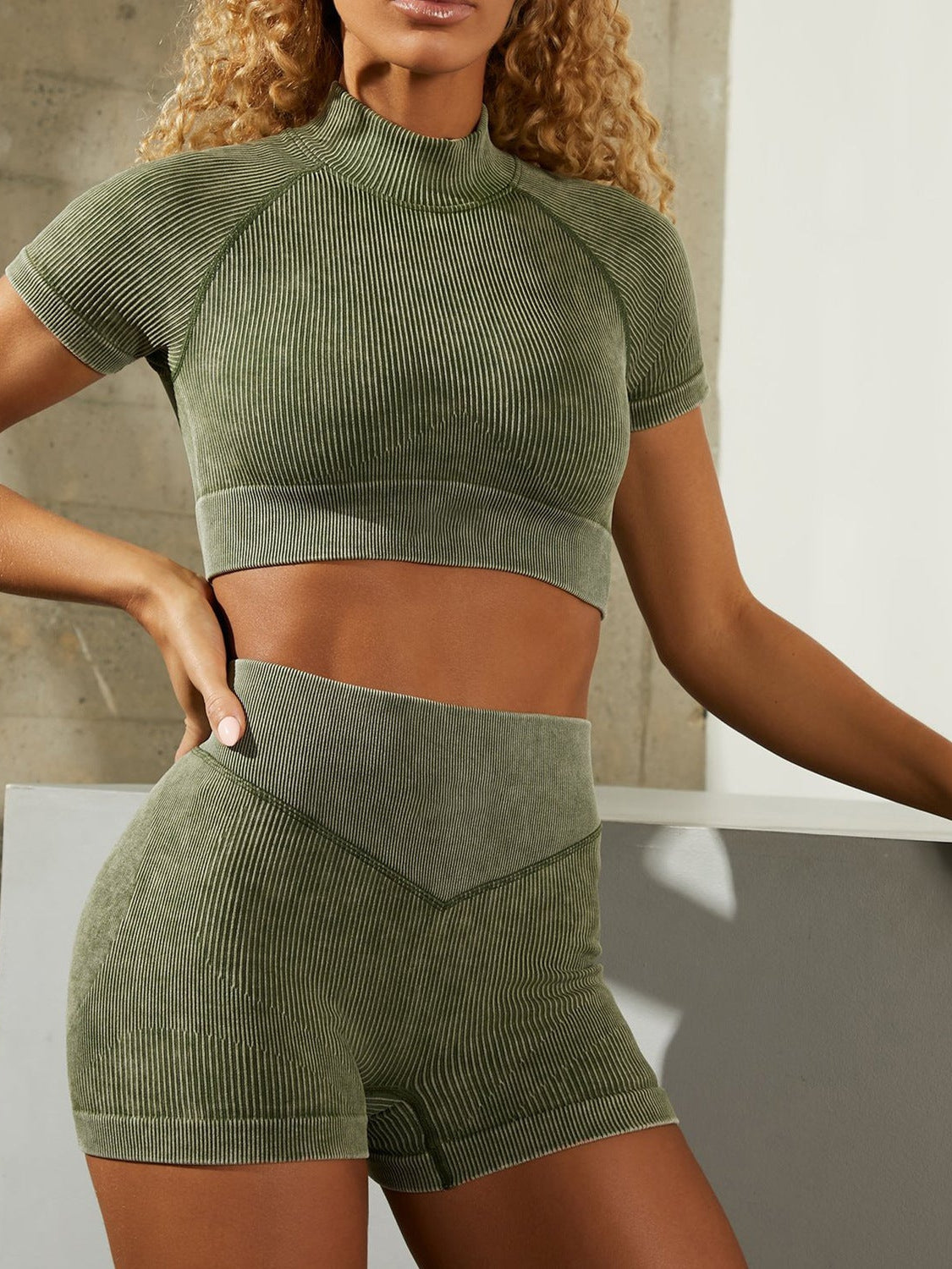 ZASUWA Female Seamless Knitting Round-neck Folds Scrunch Bum High-rise Short Tracksuit